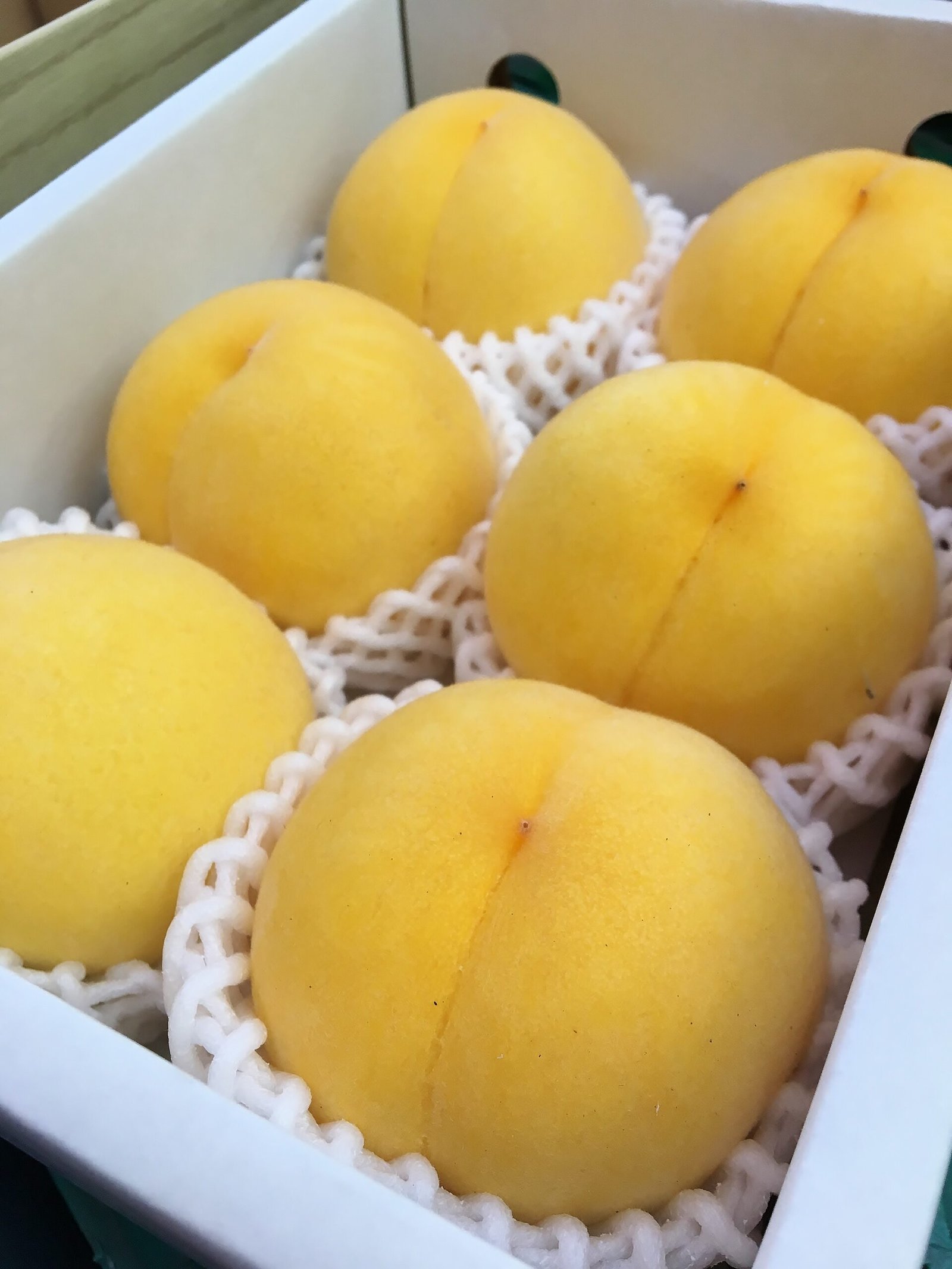 Japanese Yonekura Golden Peach Gift Box (2kg) - Image 2